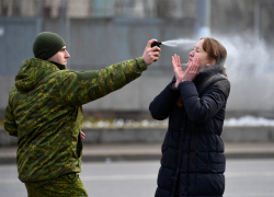 В Одессе военкомы насильно мобилизовали коммунальщика и залили женщину перцовкой