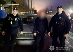 В Одесской области наказали мужчину, выбросившего щенков на дорогу