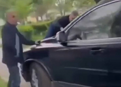 В Одессе пьяный военный прокатил на капоте и переехал внедорожником мужчину