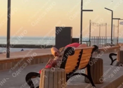 В Одессе парочка занялась сексом на лавочке у моря – видео