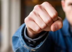 В Одессе муж жестоко избивал жену при детях, а затем оба выпрыгнули из окна