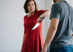 В Одессе к восьми годам тюрьмы приговорили мать, убившую сына за оскорбления