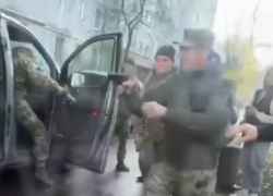 В Одессе военком ударил мужчину и угрожал ему оружием