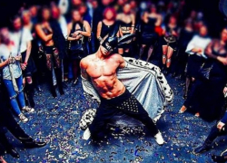 Голый мачо в подарок: хитом праздников в Одессе стал мужской стриптиз