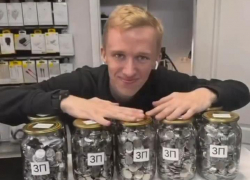 День абсурдного сервиса в Одессе: зарплату выдали мелочью, а заказ растоптали на глазах у клиента