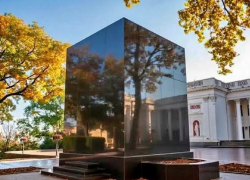 Одесский скульптор предложил заменить памятник Пушкину на черный куб в стиле Малевича