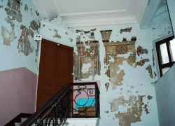 В одесском подъезде под слоем штукатурки нашли имперскую фреску