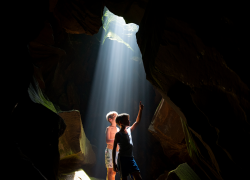 Двое детей потерялись в подземных катакомбах в Одессе