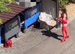 Девушка в сексуальном белье устроила фотосессию возле мусорки в Одессе