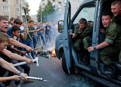В Одессе парни уничтожили машину ТЦК и отметелили военкомов