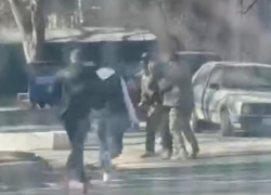 В сети завирусилось видео, как двое мужчин помешали мобилизовать их знакомого в Одессе