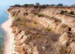 Одесса уходит под воду: мощный оползень подошел к жилым домам на побережье