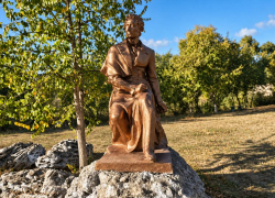 В Одесской области памятник Пушкину спас сосед с лишним цементом
