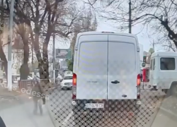 Мобилизованный одессит сбежал из автобуса ТЦК и попал под машину - видео