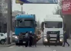 В Одессе люди перекрыли дорогу из-за отключения света в течение недели – видео 