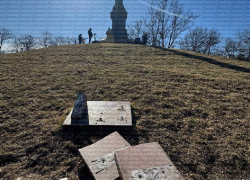 Экс-премьер Украины Азаров: вандалы разбили Александровскую колонну в Одессе