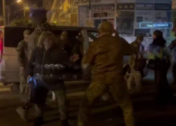 В Одессе сотрудники ТЦК избили военного из Херсона и напали на женщину
