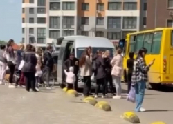 В Одессе женщины штурмовали автобус военкомов, спасая мужчину от мобилизации