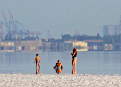 Розовые пляжи в Одессе оказались на грани уничтожения в разгар курортного сезона