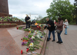 Одесситы пришли возложить цветы к памятнику Неизвестному матросу