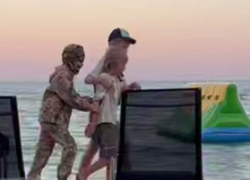 В Одессе дети на пляже разыграли сцену насильственной мобилизации