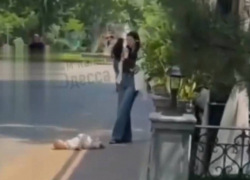 Молодая мама в Одессе перестала реагировать на плач малыша и попала на видео