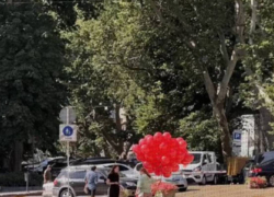 Одесскому депутату кто-то доставил шары в цветах российского триколора