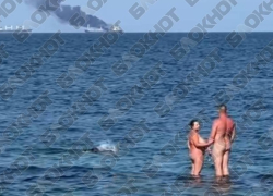 В Одессе туристы устроили голую фотосессию на фоне горящего сухогруза