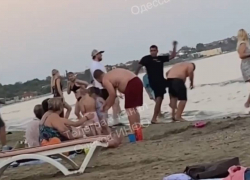 В Сети завирусилось видео жёсткого замеса на одесском пляже