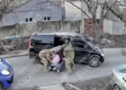 В Одесской области мужчину и женщину силой затолкали в автобус ТЦК - видео