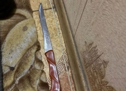 В Одессе мужчина с ножом устроил дебош в подъезде - фото