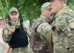 В Одессе сотрудник ТЦК оказался мастером по наращиванию ресниц
