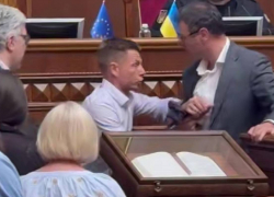 Нардеп из Одессы Гончаренко подрался с коллегой за трибуну в Верховной Раде