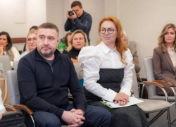 Главу Одесского облсовета с женой-депутатом подозревают в коррупции