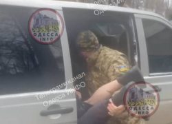 Появилось шокирующее видео, где одесские военкомы похищают человека и нападают на женщину