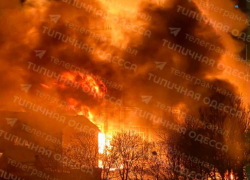 Появились кадры масштабного пожара в Одессе после атаки ударных беспилотников