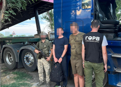 В Одесской области отец и сын переправляли мужчин в тайниках грузовиков