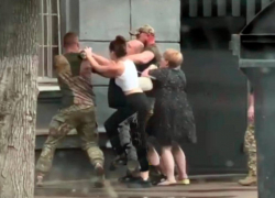 В Одессе женщина напала на раненого военного возле ТЦК
