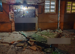 В Одессе рухнула многотонная плита-козырёк