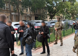 Инвалидность за 8500 долларов: одесситку заподозрили в организации побега мужчин из Украины
