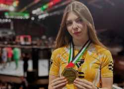 17-летняя одесситка стала двукратной чемпионкой мира по ММА