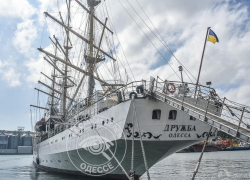 В Одессе единственное парусное судно Украины «Дружба» подорвалось на беспилотнике