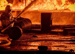 На видео попал момент мощного пожара на НПЗ SOCAR после серии взрывов в Одессе