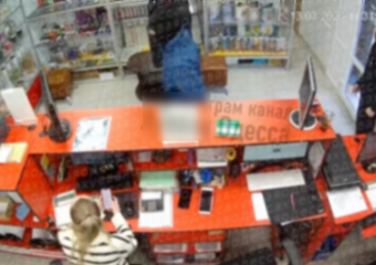 Соцсети: в Одессе люди в масках ворвались в магазин и похитили сотрудника