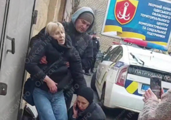 В Одессе военкомы избили женщину и забрали у нее сына