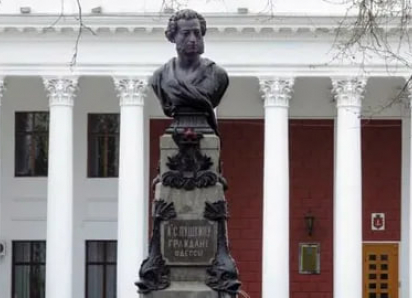В сети предложили необычный способ спасти памятник Пушкину в Одессе