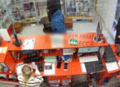 Соцсети: в Одессе люди в масках ворвались в магазин и похитили сотрудника