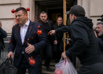 За крышевание одесских колл-центров Нардепа Верховной Рады забросали помидорами