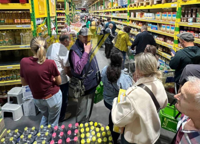 Одесситы бросились запасаться продуктами: огромные очереди появились в супермаркетах