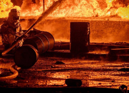 На видео попал момент мощного пожара на НПЗ SOCAR после серии взрывов в Одессе